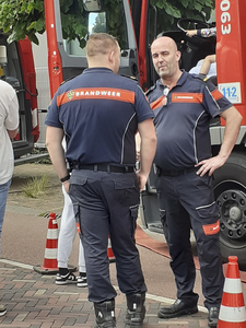 908901 Afbeelding van twee leden van de vrijwillige brandweer van De Meern, tijdens de open dag van de vrijwillige ...
